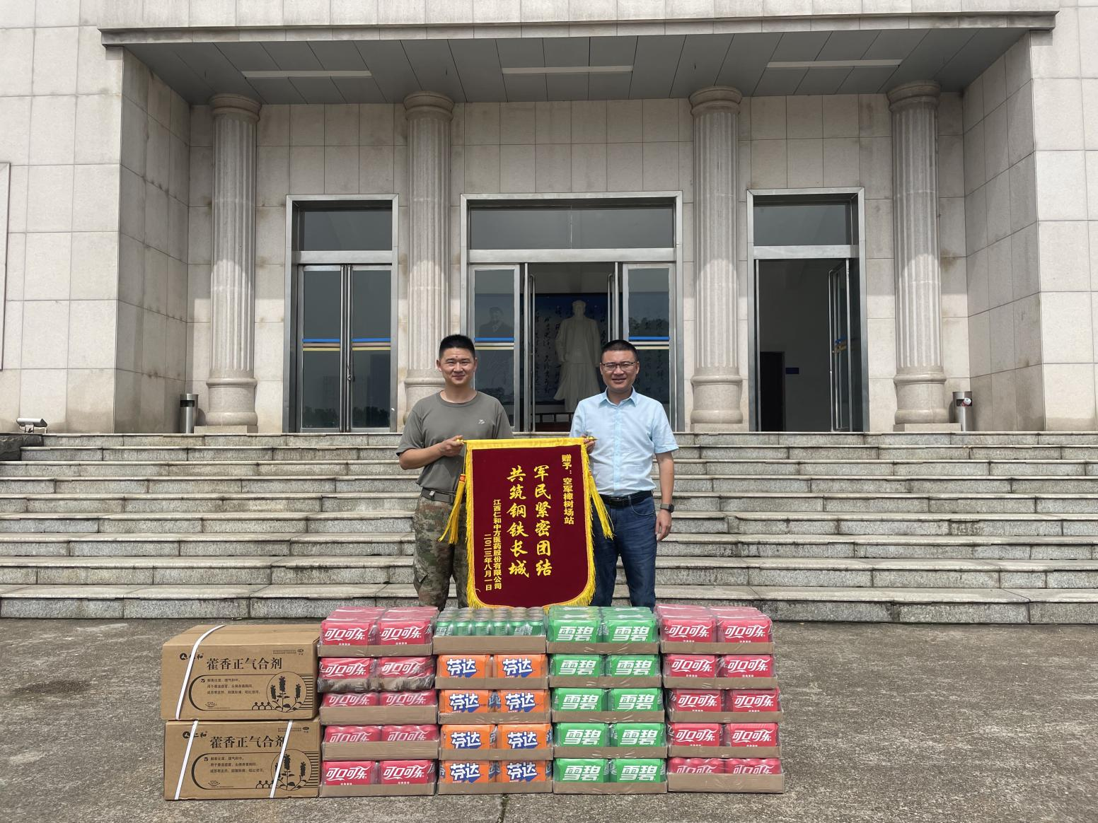 军民紧密团结 共筑钢铁长城